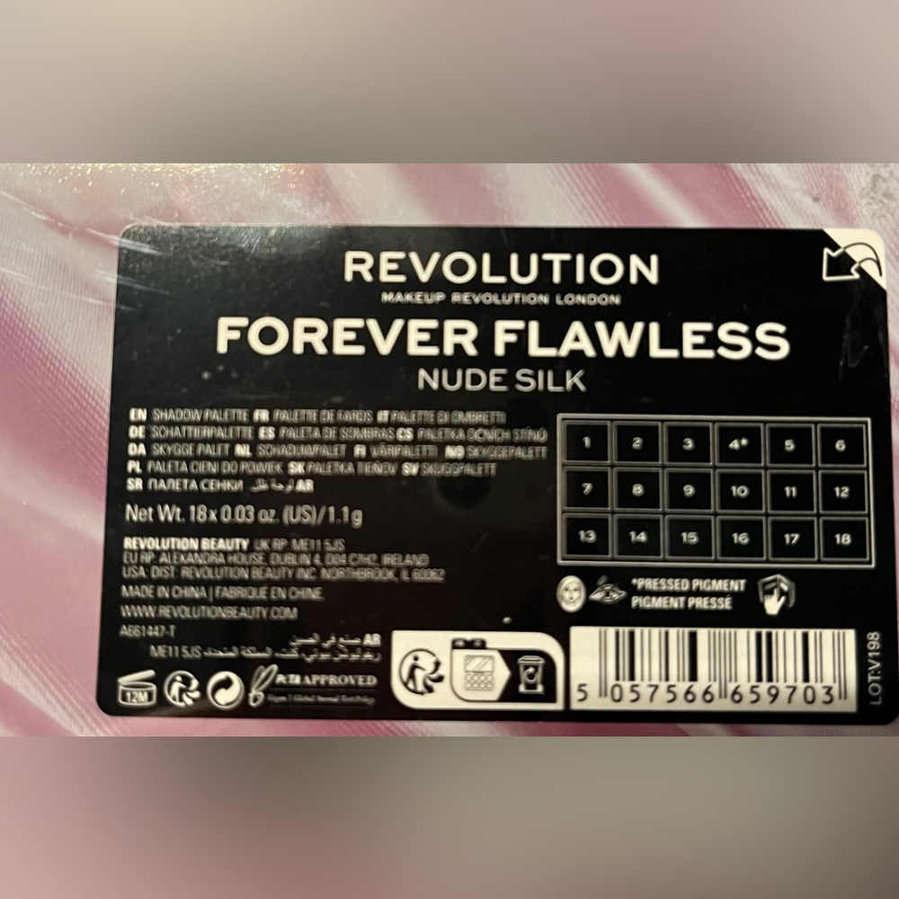 Revolution Forever Flawless Nude Silk Shadow Palette - Picture 4 of 9